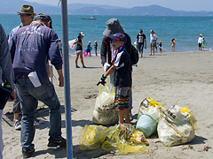 海岸清掃の様子